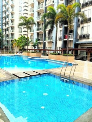 2 outdoor pools - One Palm Tree Villas Condotel Near NAIA3 (Pasay)