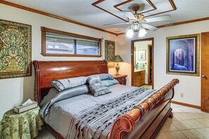 3 bedrooms, desk, Internet, bed sheets - Luxe Waterfront Living: Portland Home w/ Pier! (Portland)
