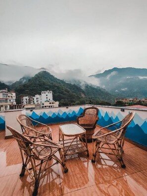 Terrace/patio - Joey's hostel Rishikesh (Rishikesh)