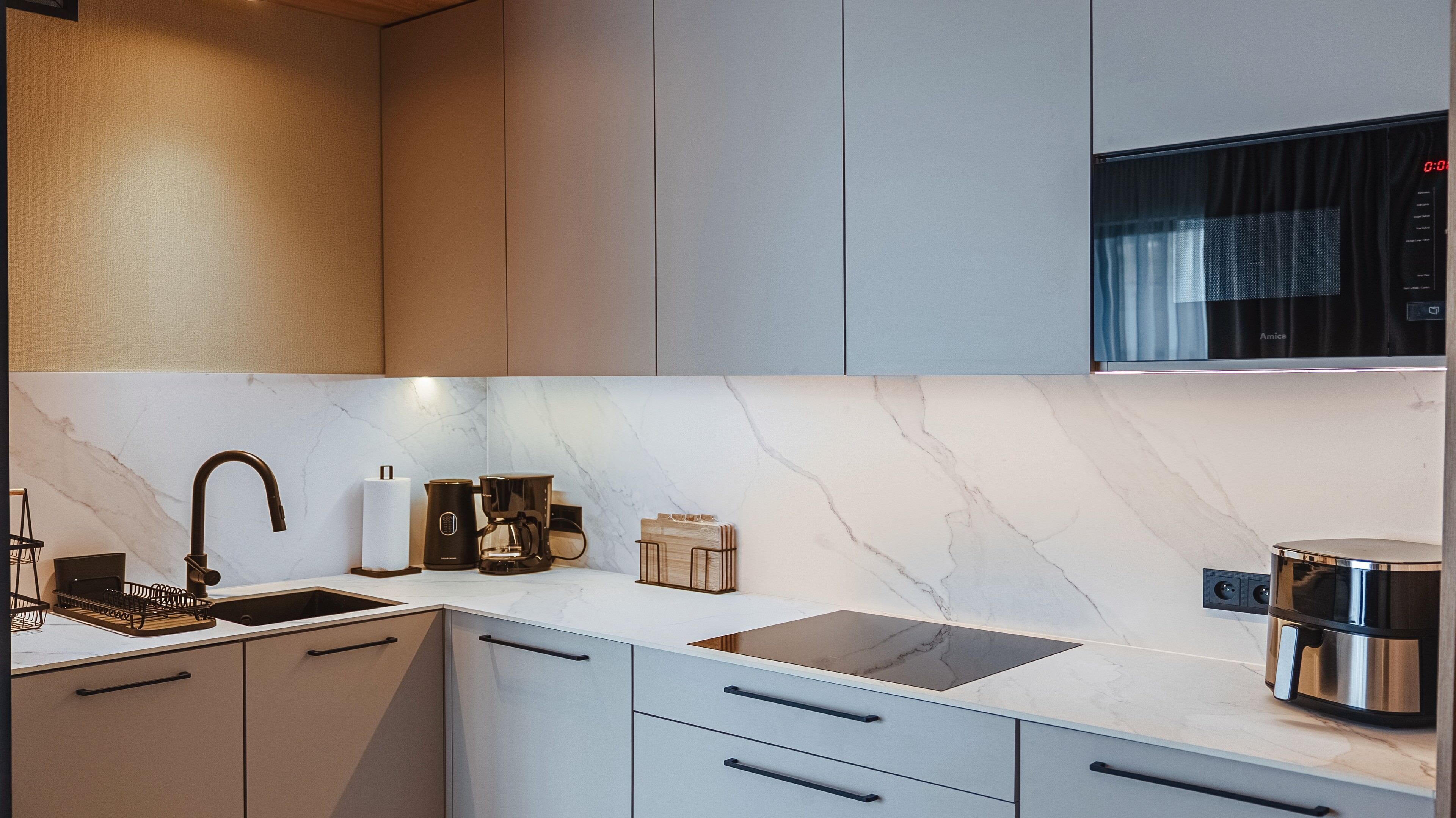 Apartment (J 1 z klimatyzacją i ogródkiem) | Private kitchen | Fridge, stovetop, electric kettle, cookware/dishes/utensils