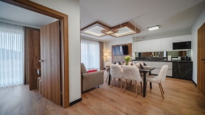 Appartement (J 8) | Woonruimte | Een flatscreentelevisie