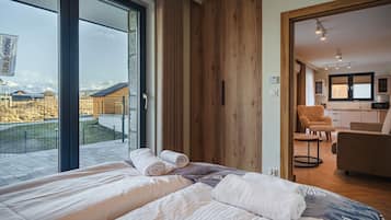 Tabla de planchar con plancha, wifi gratis y ropa de cama