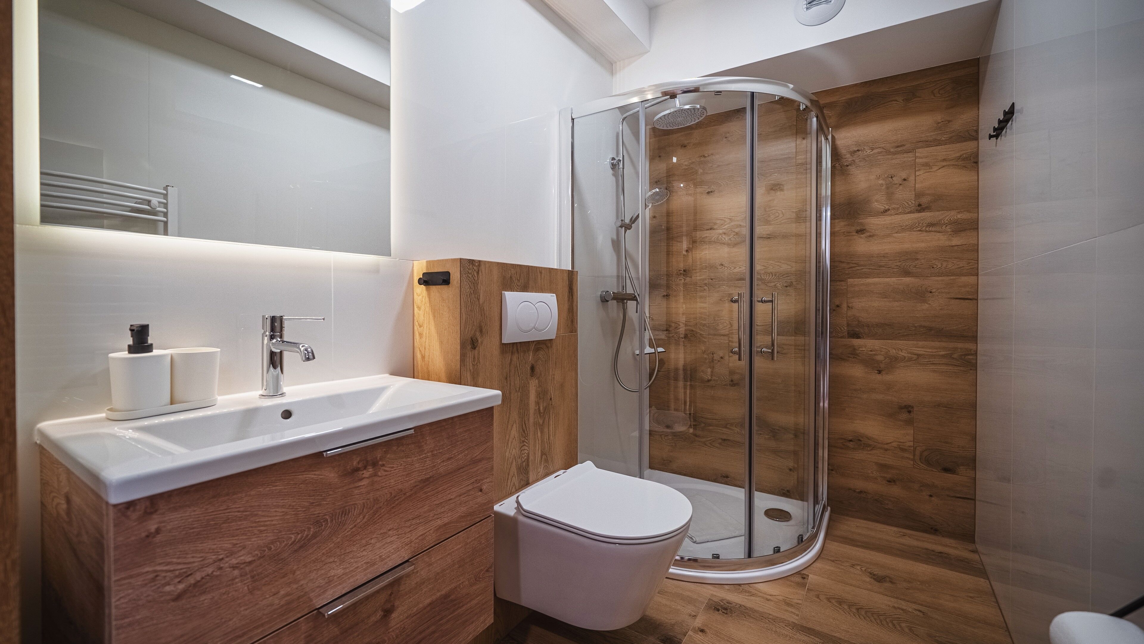 Apartemen (J 13) | Kamar mandi | Shower, pengering rambut,  dan handuk