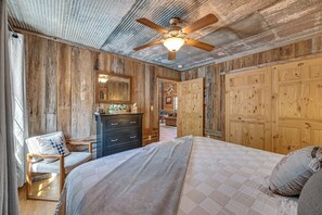 2 bedrooms, iron/ironing board, Internet, bed sheets - Group Escape 3 Mi to Nolin Lake! Fish, Hike & Boat (Cub Run)