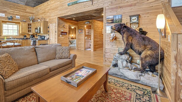 Ein rustikales Holzhaus-Interieur mit Essbereich, Küche und Wohnzimmer.