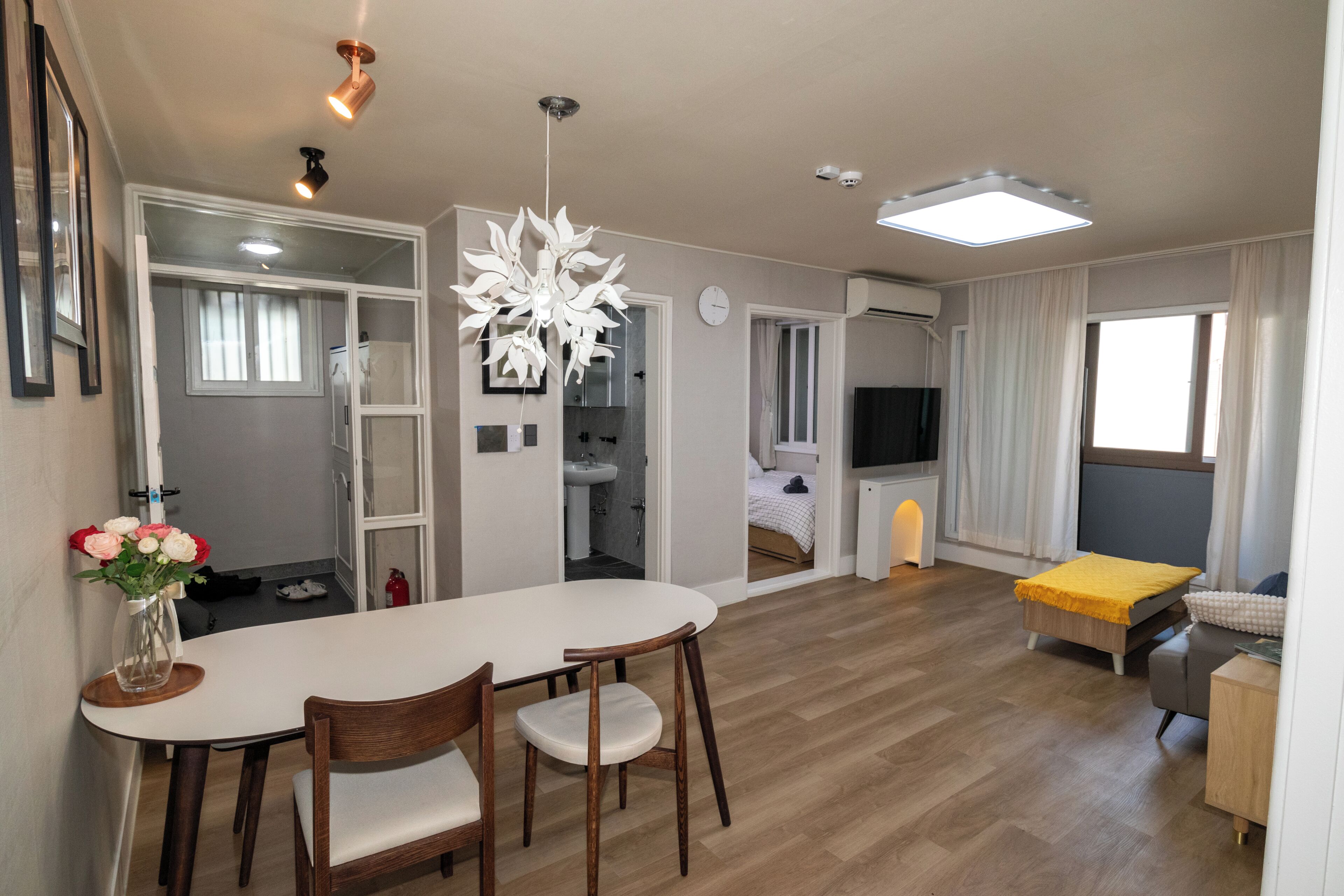 3 bedrooms, iron/ironing board, WiFi, bed sheets