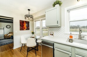 Private kitchen - 3BR house 4 min drive to Mayo, full kitchen, workout room, park across street (Rochester)