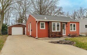 Exterior - 3BR house 4 min drive to Mayo, full kitchen, workout room, park across street (Rochester)