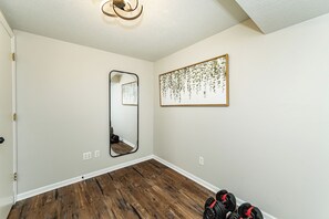 Interior - 3BR house 4 min drive to Mayo, full kitchen, workout room, park across street (Rochester)