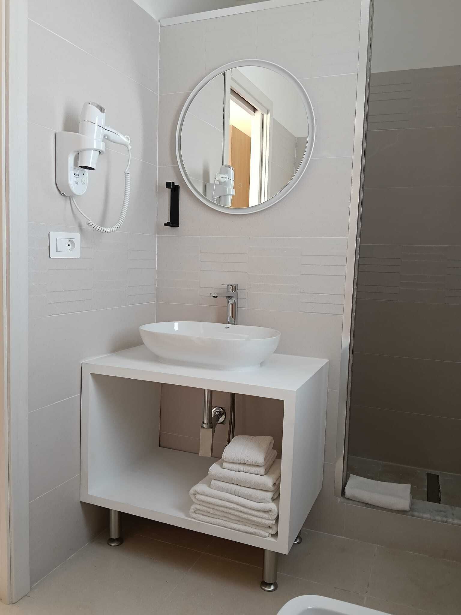 Camera con letto matrimoniale o 2 letti singoli | Bagno | Doccia, asciugacapelli, asciugamani, sapone