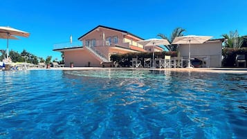 Piscina externa sazonal