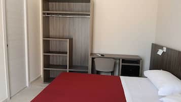 Escritorio, espacio para trabajar con laptop y wifi gratis