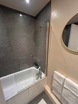 Shower, hair dryer - 4 Bed Property Clapham - Free Parking - Near Central London (London)