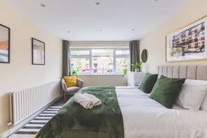 4 Schlafzimmer, Bügeleisen/Bügelbrett