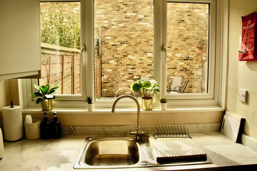 4 Bed Property Clapham - Free Parking - Near Central London