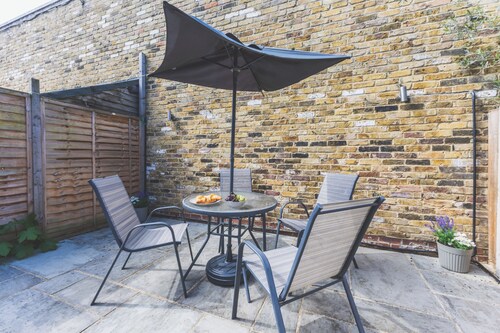 4 Bed Property Clapham - Free Parking - Near Central London