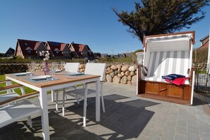 Outdoor dining - Modern 93sqm on 2 levels for up to 4 people with its own sauna - (Sylt)