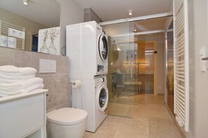 Shower, hair dryer - Modern 93sqm on 2 levels for up to 4 people with its own sauna - (Sylt)
