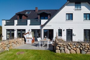 Outdoor dining - Modern 85sqm on 2 levels for up to 4 people with private sauna - (Sylt)