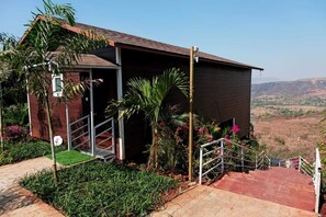 المنطقة المحيطة بالمنشأة