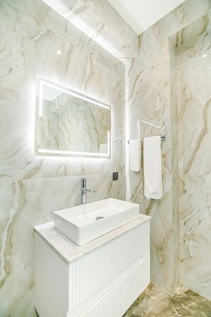 Basic-værelse med dobbeltseng eller 2 enkeltsenge - byudsigt | Badeværelse