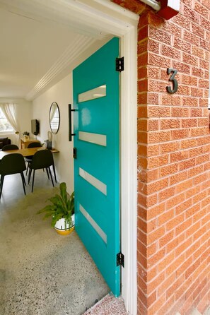 Outdoor dining - Family‑friendly beach retreat in central Cronulla, just 350m from the beach U3 (Cronulla)