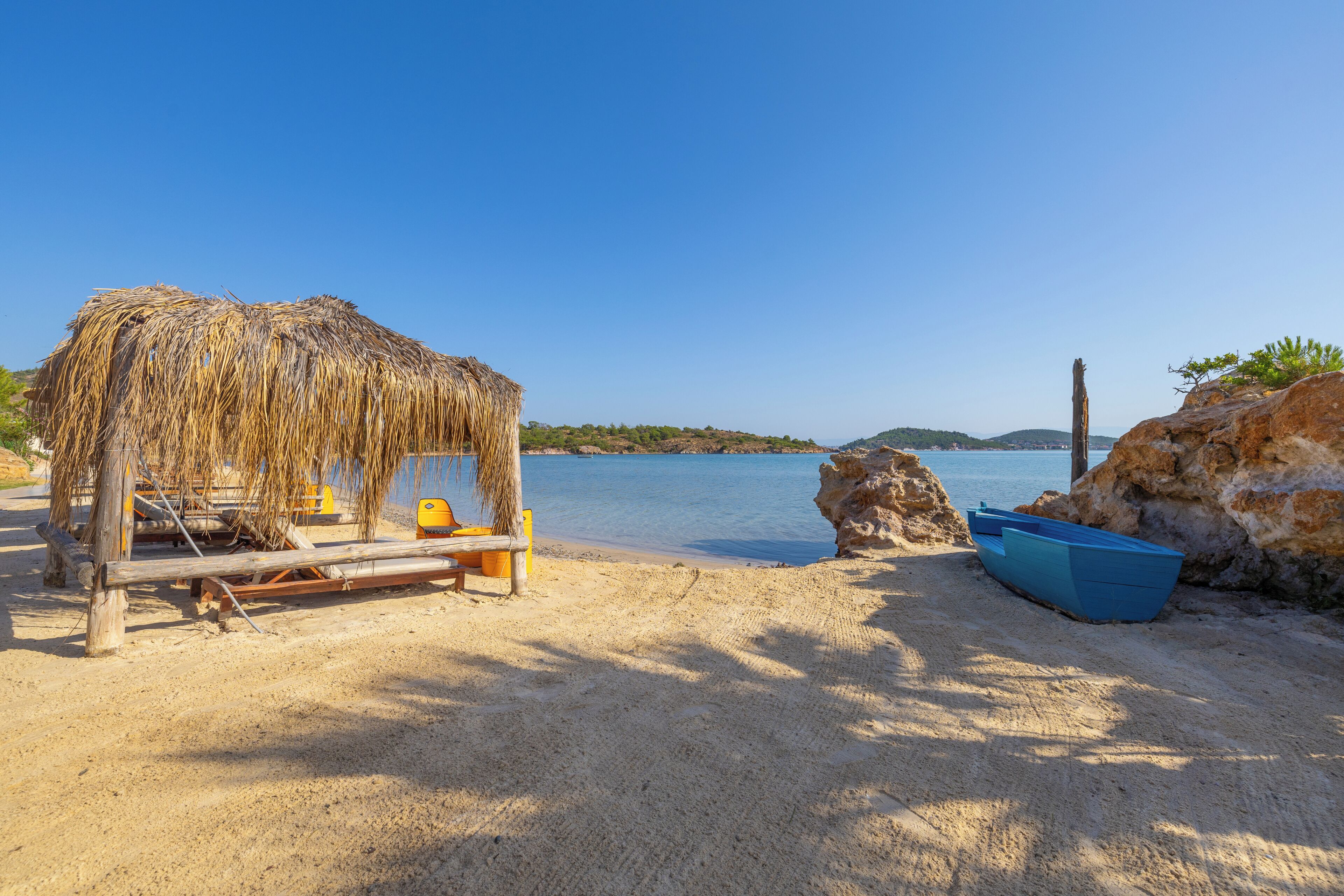 Privat strand, hvit sand, strandtelt (inkludert) og solsenger