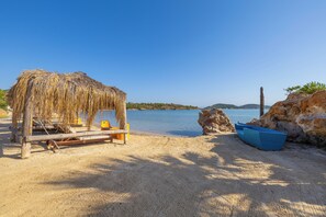Private beach, white sand, free beach cabanas, sun loungers - Khaja Beach Hotel (Ayvalik)