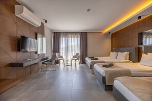 Kamar Quadruple Deluks, Beberapa Tempat Tidur, pemandangan laut | Seprai premium, minibar, brankas, dan meja kerja