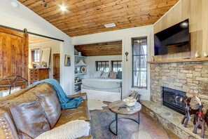 Living area - Mountain Retreat w/ Community Perks in Glenville! (Glenville)