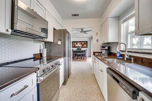 Fridge, microwave, stovetop, dishwasher - Walk to FIT Campus! Pet-Friendly Home in Melbourne (Melbourne)
