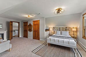 Room - Spacious Family Getaway on Apple Orchard in Hugo! (Hugo)