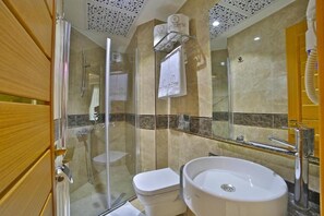 Douche, séchoir à cheveux, pantoufles, serviettes fournies