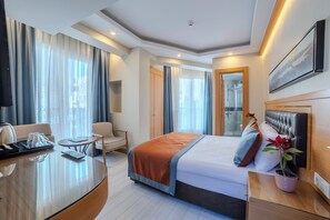 Habitación estándar con 1 cama doble o 2 individuales, vistas a la ciudad | Caja fuerte, escritorio, sistema de insonorización y wifi gratis