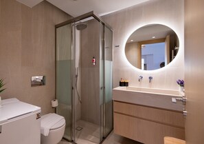 Shower, hair dryer, towels - 1-Bedroom Contemporary Coastal Suite with Outdoor Hot Tub And Private Parking (Rethymno Town)