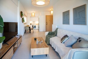 TV - 1-Bedroom Contemporary Coastal Suite with Outdoor Hot Tub And Private Parking (Rethymno Town)