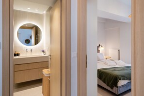 Iron/ironing board, travel cot, free WiFi, bed sheets - 1-Bedroom Contemporary Coastal Suite with Outdoor Hot Tub And Private Parking (Rethymno Town)