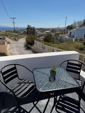 Outdoor dining - Raeti Fira Residence (Santorini)