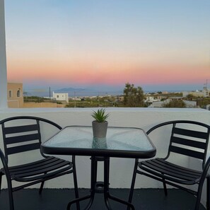Outdoor dining - Raeti Fira Residence (Santorini)