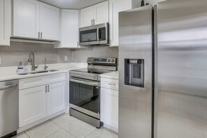 Private kitchen - Explore West Palm Beach! Retreat w/ Yard + Patio (West Palm Beach)