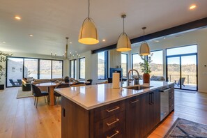 Interior - Private Hot Tub! Luxe Hood River Retreat Near Dtwn (Hood River)