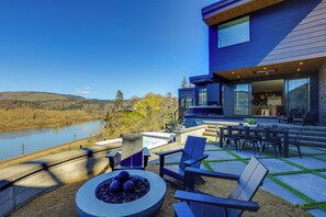 Terrace/patio - Private Hot Tub! Luxe Hood River Retreat Near Dtwn (Hood River)