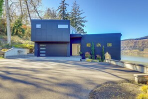 Exterior - Private Hot Tub! Luxe Hood River Retreat Near Dtwn (Hood River)