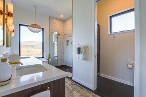 Bathroom - Private Hot Tub! Luxe Hood River Retreat Near Dtwn (Hood River)