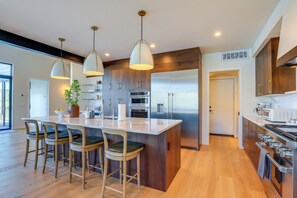 Private kitchen - Private Hot Tub! Luxe Hood River Retreat Near Dtwn (Hood River)