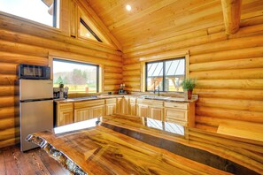 Private kitchen - Pavilion w/ Hot Tub! ‘Trybett Cabin 2’ in Forks (Forks)