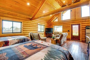 Room - Pavilion w/ Hot Tub! ‘Trybett Cabin 2’ in Forks (Forks)