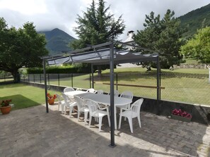 Outdoor dining - Spacious Family Home, Villa Pierrafeu (Pierrefitte-Nestalas)