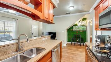 Fridge, microwave, stovetop, dishwasher