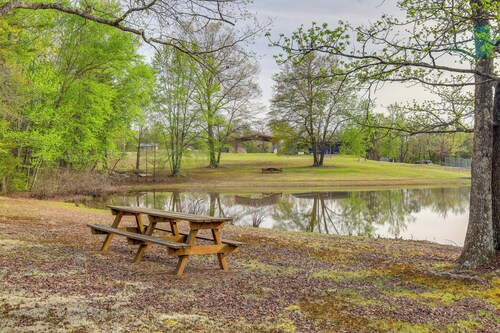 Gateway to Greers Ferry Lake! Cozy Couple's Escape